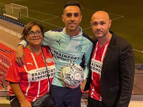 שני האחים זהבי עם האמא. ישכנעו אותו לחזור לארץ? (פרטי)