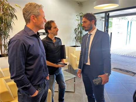 החליפו חוויות. בניון, גינצבורג ואלטינטופ (צילום: ההתאחדות לכדורגל)