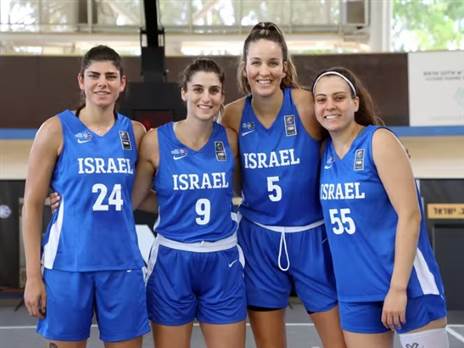 מימין לשמאל: צליל וטורי, אלכס כהן, הדר חדד, דניאל רבר (קרדיט: FIBA)