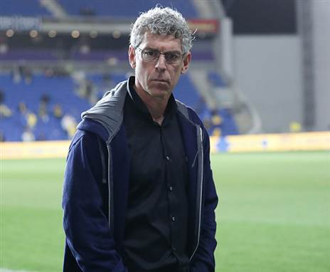 שיחה נדירה בינו לבין זהבי. גולדהאר (דני מרון)