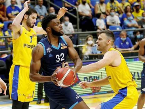 חוזר לישראל. ניבו במדי אילת (אלן שיבר)