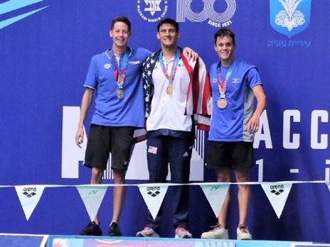 במרכז: קיילב קרביץ, שובר שיא המכביה הראשון של המכביה ה-21 (צילום: איגוד השחייה)