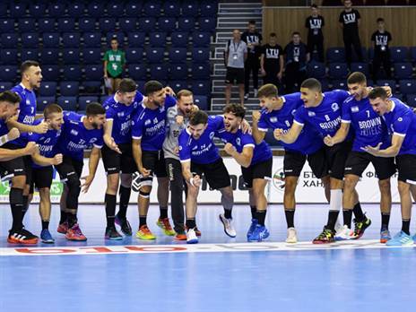 "נצטרך להיות בשיאנו". שחקני העתודה חוגגים (באדיבות איגוד הכדוריד הבולגרי - EHF)