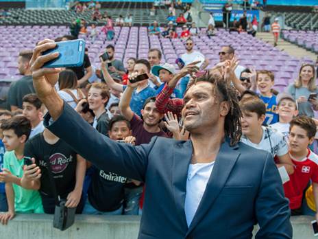 קארמבו. חובב הכדורגל הישראלי (Photo by Robert Hradil/Getty Images)