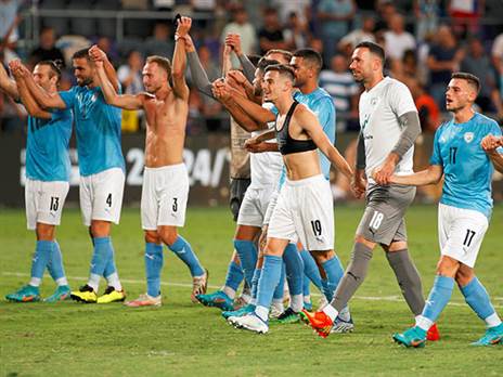 גרופר (מימין) חוגג עם הנבחרת. חלום שהתגשם (אלן שיבר)