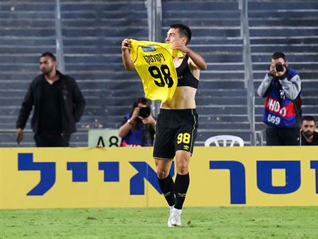 שער שלישי בשלושה משחקים. ניקולסקו (צילום: דני מרון)