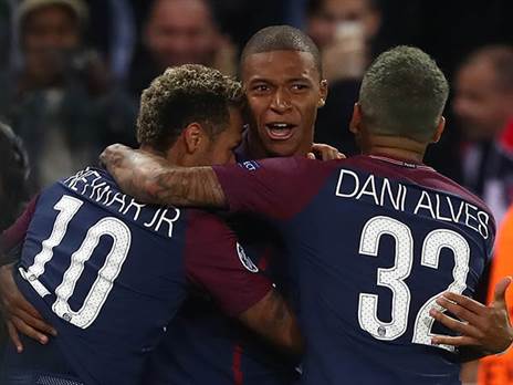 אלבס עם אמבפה וניימאר (Alexander Hassenstein/Bongarts/Getty Images)