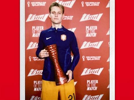 פרנקי דה יונג עם הפרס (GETTY)