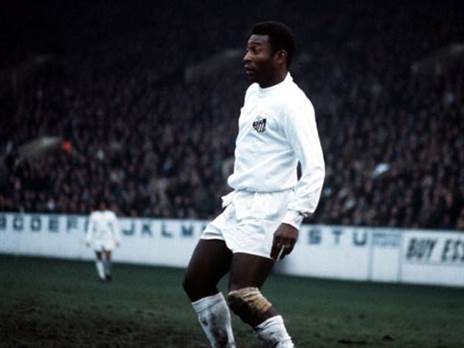 מחובר, עד הסוף, לקבוצה אחת. פלה במדי סנטוס (Photo by Bob Thomas Sports Photography via Getty Images)