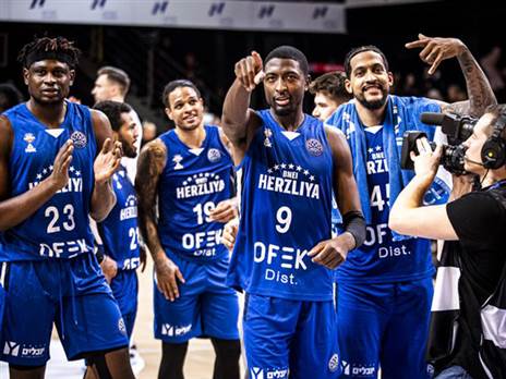 השחקנים נחתו, הצוות לא (FIBA)