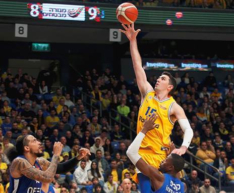 הוליך את הקלעים בכניסה לרבע הרביעי. כהן (אלן שיבר)