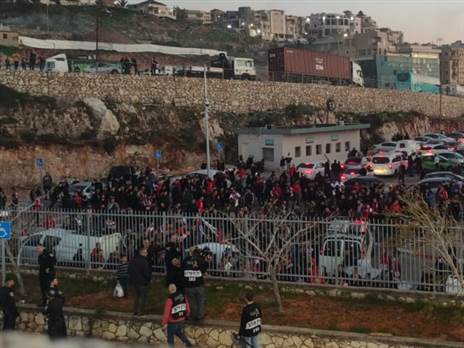 אוהדי אום אל פאחם מחוץ לאיצטדיון