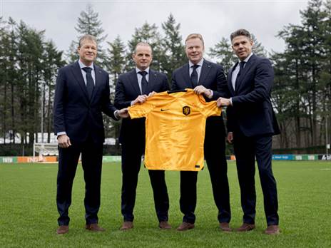 רונאלד קומאן והצוות המקצועי שכולל את האח ארווין (KNVB)