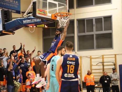 חגיגה בלב המושבה (צילום: עמית סמיקט)