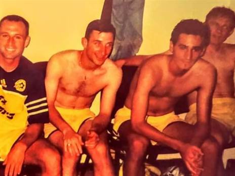 העתיד היה מבטיח. מני לוי בחדר ההלבשה של מכבי ת"א (התמונה באדיבות גיא צרפתי, ארכיון המשפחה)