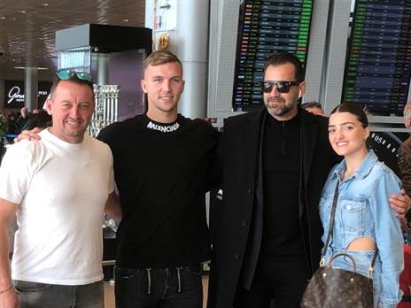 קארצב לצד סוכנו דודו דהאן