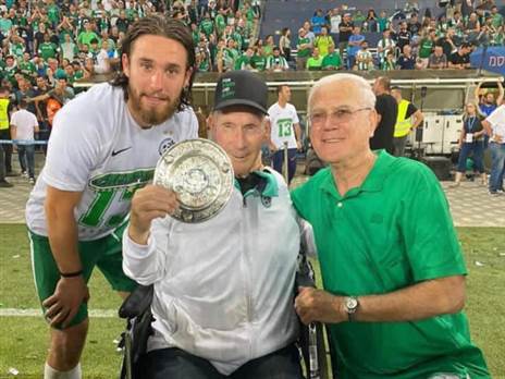 עופרי עם אביו עודד ז"ל (באדיבות מכבי חיפה, האתר הרשמי)