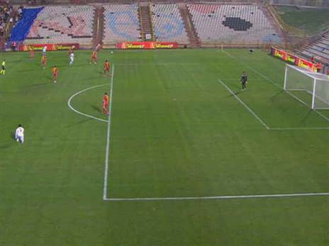 פלומן בצד שמאל קושר שרוך בעת הוצאת החוץ