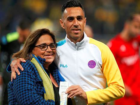 עם אמו. מדברת איתו כל יום על כדורגל (אלן שיבר)