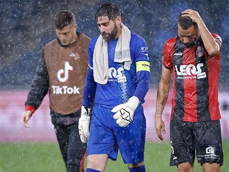 "אני מוטרד". שחקני הפועל חיפה יורדים מהדשא (צילום: מאור אלקסלסי)