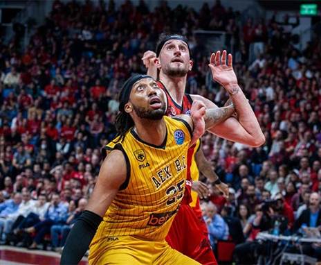 מיצ'ל VS הנקינס (FIBA)