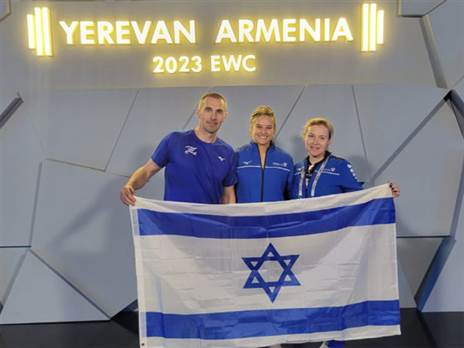 בתמונה מימין ויקטוריה גלפנד, סיליה גולד ואנטולי מישקין