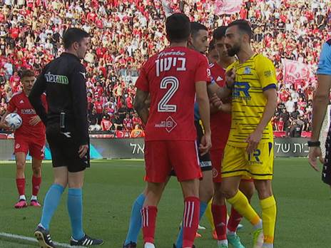 העימות בין השחקנים (צילום מסך)