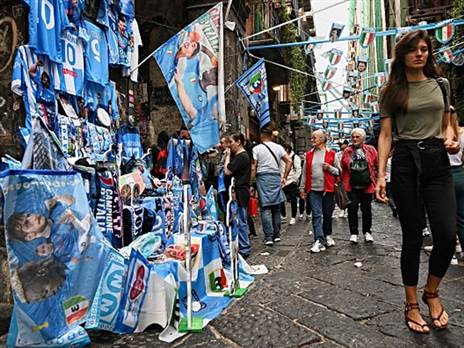 דגלים בכל העיר (ANDREAS SOLARO/AFP via Getty Images)