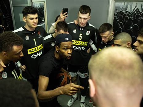 פאנטר המושעה מחמם את שחקני פרטיזן (Getty Images)