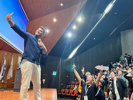 "ספורט זה דבר מחבר". ששון והצעירים (צילום: ארגון מסע)