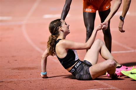 לונה מברכת את הלה עזרן בסיום | צילום: Maxim Dupliy