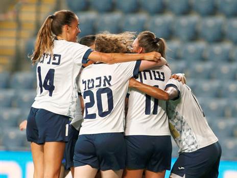 רמה"ש חוגגת את שער היתרון (צילום: אלן שיבר)