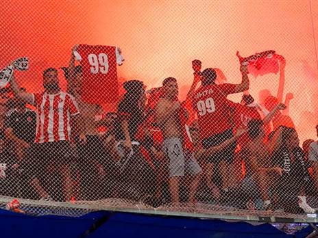 האבוקות ביציע אוהדי הפועל תל אביב (אלן שיבר)