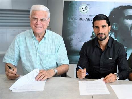 לצד יעקב שחר (האתר הרשמי של מכבי חיפה)