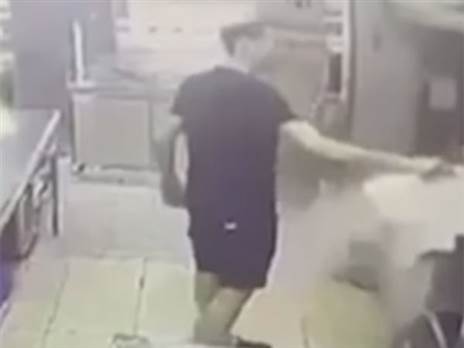 רגע שפיכת הדלק על הגריל (צילום מסך מתוך הטלגרם של דניאל עמרם)