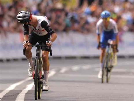 השאיר את סיימון מאחור. אדם ייטס (getty)