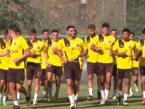 השחקנים עלו, האוהדים יורים זיקוקים