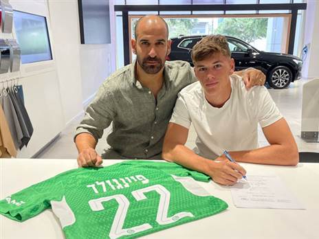 פיינגולד ואלברמן במעמד החתימה (אתר מכבי חיפה)