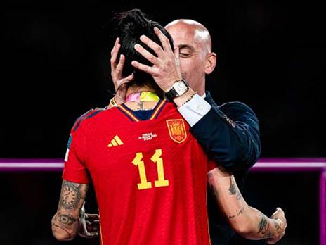 אירוע הנשיקה. קרב גרסאות אכזרי (GETTY)