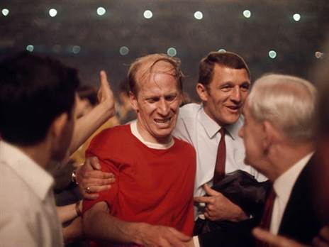 חוגג עם מנצ'סטר יונייטד ניצחון על ריאל מדריד בחצי גמר גביע אירופה ב-1968