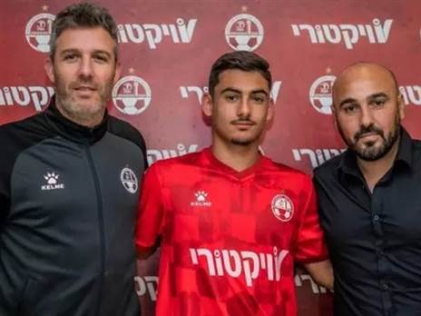 ג'נאח עם סוכנו דקל אביטן ומנכ"ל ב"ש גיא פרימור