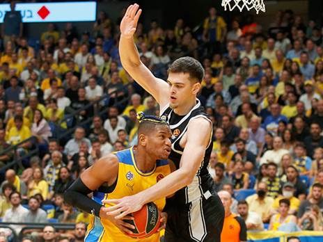 ריברו. תורם בעיקר עם הגב אל הסל (אלן שיבר)