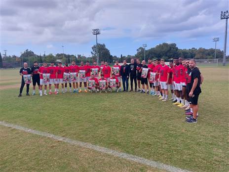 "השיבו אותה הביתה". שחקני הפועל חיפה בטקס התמיכה (הפועל חיפה)