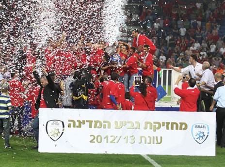 רגע השיא. הפועל רמת גן חוגגת גביע ב-2013 (צילום: אלן שיבר)