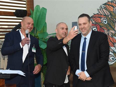 השר זוהר מבצע בדיקת ראש דרך הסמארטפון בוועידת החדשנות