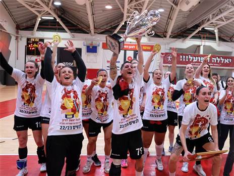 ניצן דונאי ורוית שושן בהנפת הגביע בעונה שעברה (הדר ואן קולא, איגוד הכדוריד)