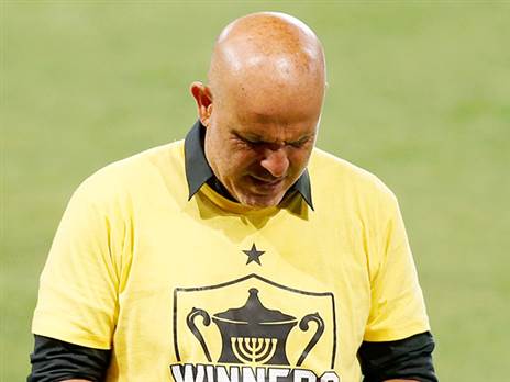 יוסי אבוקסיס חוגג את הזכייה בגביע המדינה. עד לפני שנה, המצב היה שונה ב-180 מעלות (אלן שיבר)