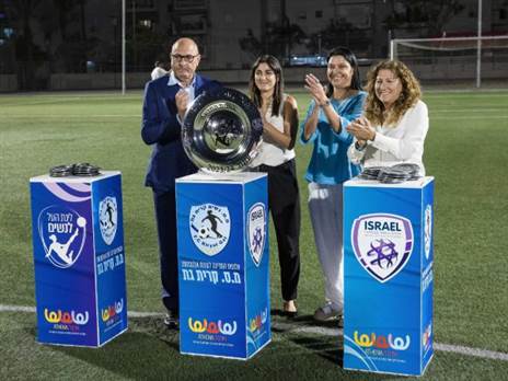 מעניקי צלחת האליפות - יו״ר ההתאחדות לכדורגל מר שינו זוארץ, יו״ר ענף כדורגל הנשים גב׳ יפעת כהן, ראשת מינהל הספורט גב׳ חמוטל זוזוט צדקה ומפקחת מינהל הספ