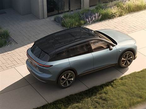 שני מארזי סוללה עם טווחים של 406 ק"מ או 523 ק"מ