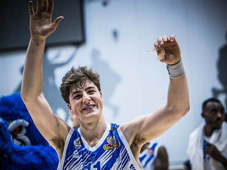 אריאל, בטוח בעצמו שייצא מרוצה הערב (ברני ארדוב)